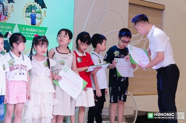 Hunonic trao quà khuyến học - đồng hành cùng ước mơ tương lai 2 quỹ khuyến học hunonic